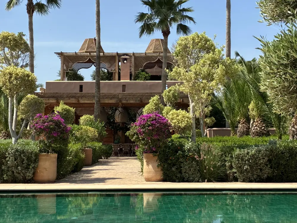La maison au-delà de la piscine