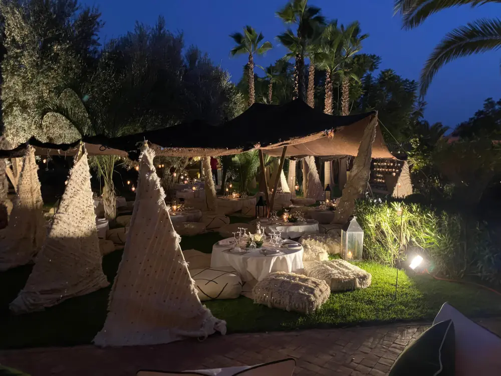 Tentes berbères et tables dressées, la nuit