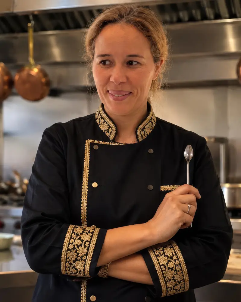 Cheffe Samara dans sa cuisine